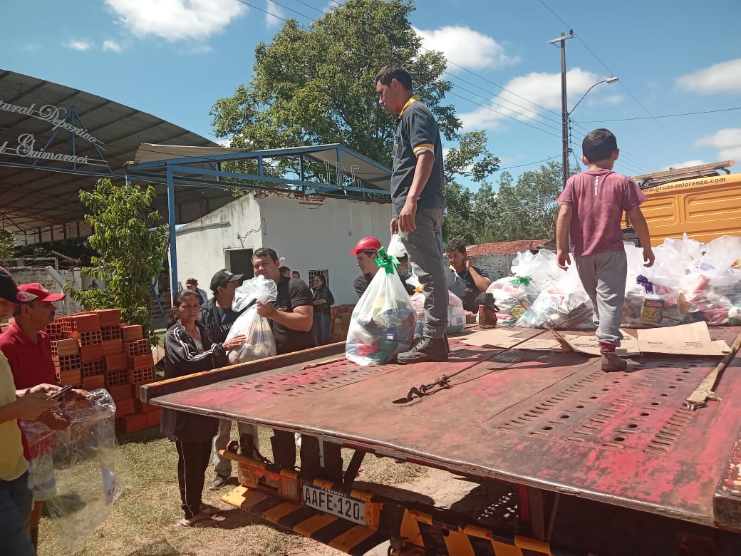 Supermercado Stock distribuye kits de alimentos a pobladores de Santaní afectados por temporal